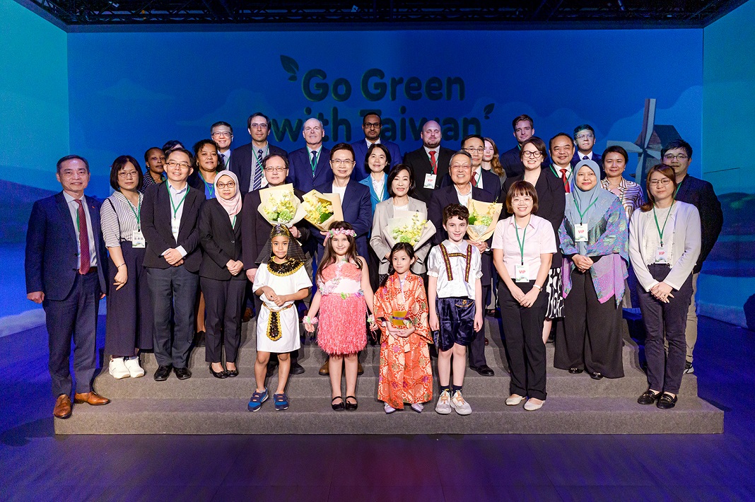 Children in international ethnic costumes present flowers to distinguished guests at the launch press conference of the "Go Green with Taiwan" Global Proposal Campaign. This symbolizes international cooperation in creating a green and sustainable future for the next generation. (from left: Simon Wang, President & CEO of TAITRA; James Huang, Chairman of TAITRA; Cynthia Kiang, Director General of the International Trae Administration, MOEA; Honorary Ambassador Stan Shih, Founder & Honorary Chairman of Acer Group.).