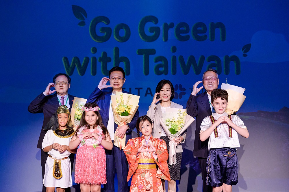 Simon Wang, President & CEO of TAITRA（ Second row, fifth from the left）; James Huang, Chairman of TAITRA （ Second row, sixth from the left）; Cynthia Kiang, Director General of the International Trade Administration, MOEA, （Second row, seventh from the left）; Honorary Ambassador Stan Shih, Founder & Honorary Chairman of Acer Group （ Second row, eighth from the left）; representatives from numerous Taiwanese sustainable green energy companies and industry associations; and foreign diplomats in Taiwan jointly announce the launch of the "Go Green with Taiwan " Global Proposal Campaign.